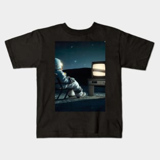 Astronaut watching TV Kids T-Shirt